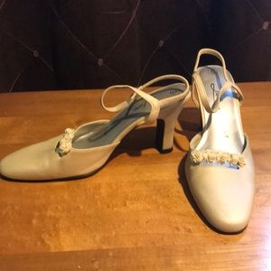 Bride or Bridesmaid sandal heels off white Sz 6